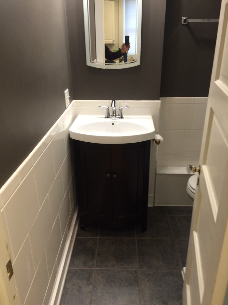 Ispirazione per una piccola stanza da bagno con doccia classica con WC a due pezzi, pareti grigie, lavabo sottopiano e pavimento con piastrelle in ceramica