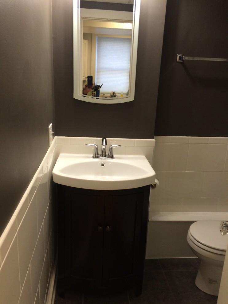 Imagen de cuarto de baño tradicional pequeño con aseo y ducha, sanitario de dos piezas, paredes grises, lavabo bajoencimera y suelo de baldosas de cerámica