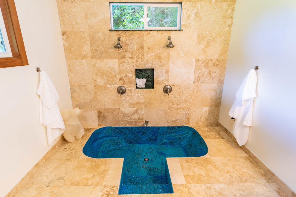Inredning av ett modernt stort en-suite badrum, med ett japanskt badkar, en dubbeldusch, travertinkakel, travertin golv och med dusch som är öppen