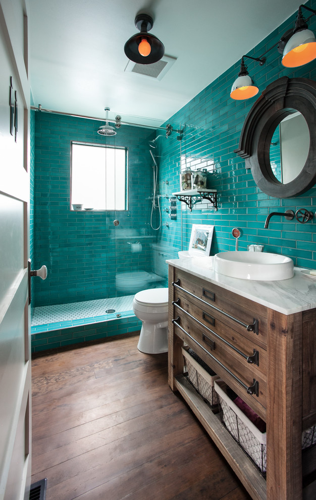 На фото: маленькая ванная комната в стиле фьюжн с фасадами островного типа, душем в нише, унитазом-моноблоком, синей плиткой, керамической плиткой, серыми стенами, паркетным полом среднего тона, душевой кабиной, настольной раковиной, мраморной столешницей и темными деревянными фасадами для на участке и в саду с