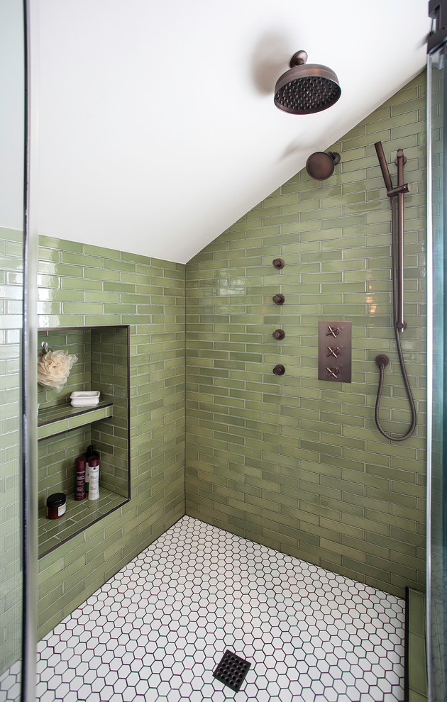 Idéer för mellanstora eklektiska en-suite badrum, med ett badkar med tassar, en hörndusch, en toalettstol med hel cisternkåpa, grön kakel, keramikplattor, grå väggar, mellanmörkt trägolv, ett fristående handfat och marmorbänkskiva