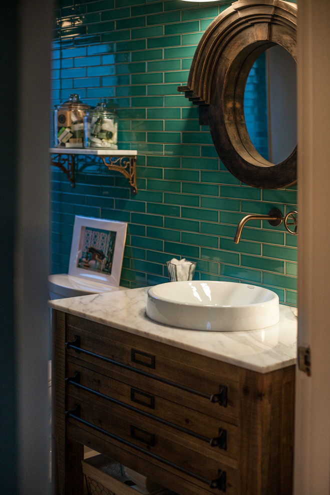 Idéer för att renovera ett litet eklektiskt badrum med dusch, med blå kakel, ett fristående handfat, marmorbänkskiva, möbel-liknande, mellanmörkt trägolv, skåp i slitet trä, en dusch i en alkov, en toalettstol med hel cisternkåpa, keramikplattor och blå väggar