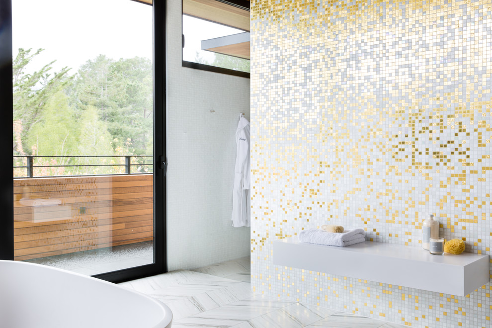 Inspiration pour une salle de bain principale design avec une baignoire indépendante, un carrelage blanc, mosaïque, un mur blanc et un sol blanc.