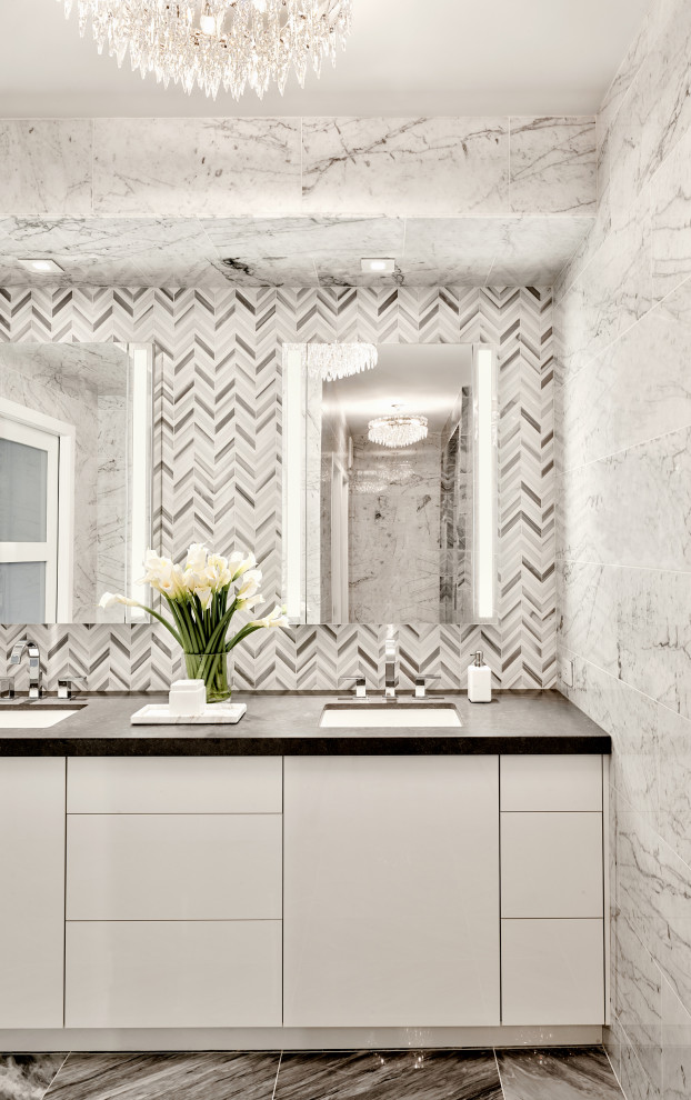 Идея дизайна: главная ванная комната среднего размера в современном стиле с плоскими фасадами, серыми фасадами, серой плиткой, врезной раковиной, серым полом, черной столешницей и встроенной тумбой