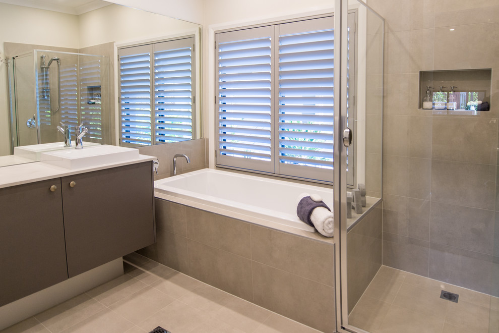 Industrial Badezimmer En Suite mit beigem Boden und Porzellan-Bodenfliesen in Brisbane