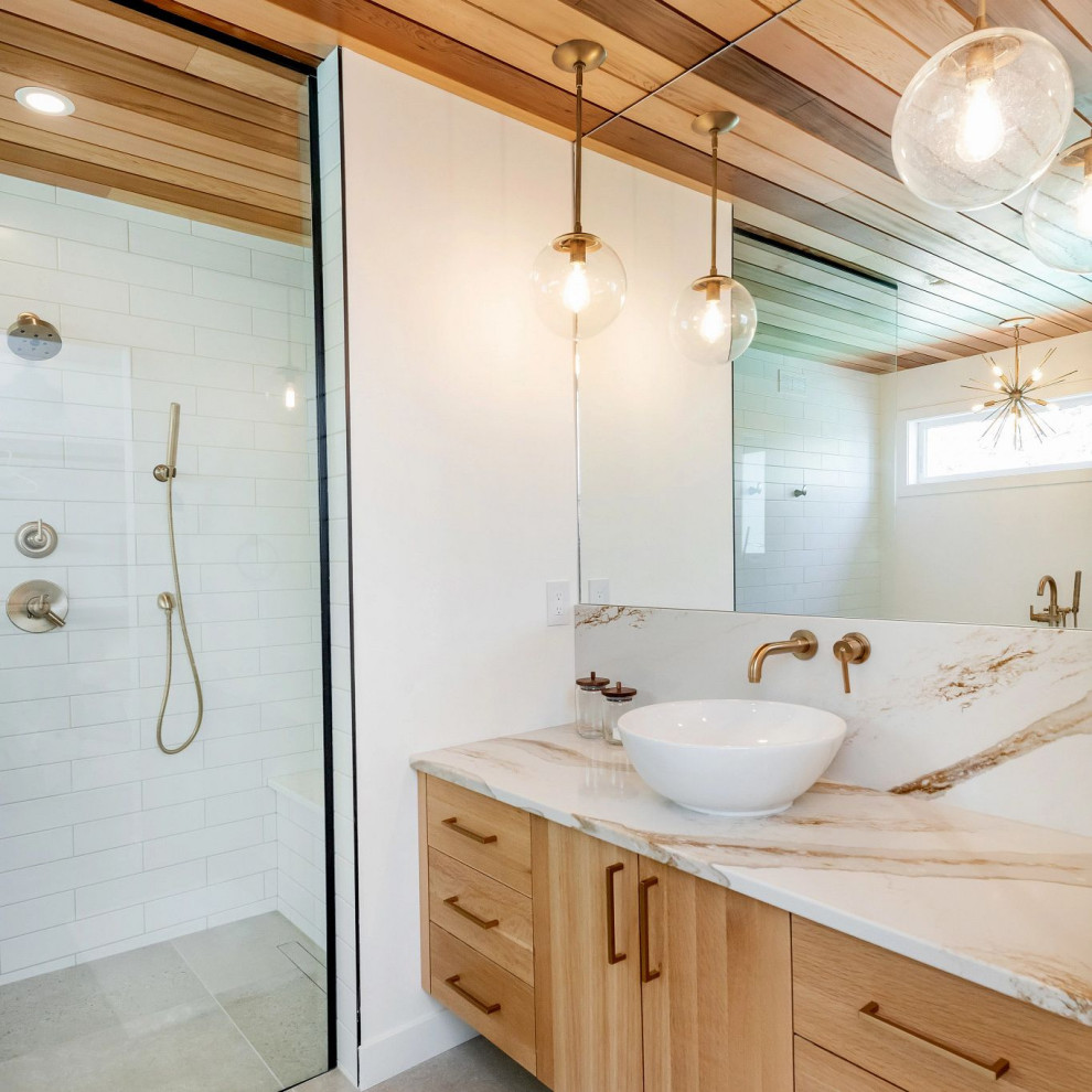Cette image montre une grande salle de bain traditionnelle en bois clair avec un placard à porte plane, une baignoire indépendante, une douche ouverte, un mur blanc, une vasque, aucune cabine, un plan de toilette beige, meuble simple vasque et meuble-lavabo suspendu.