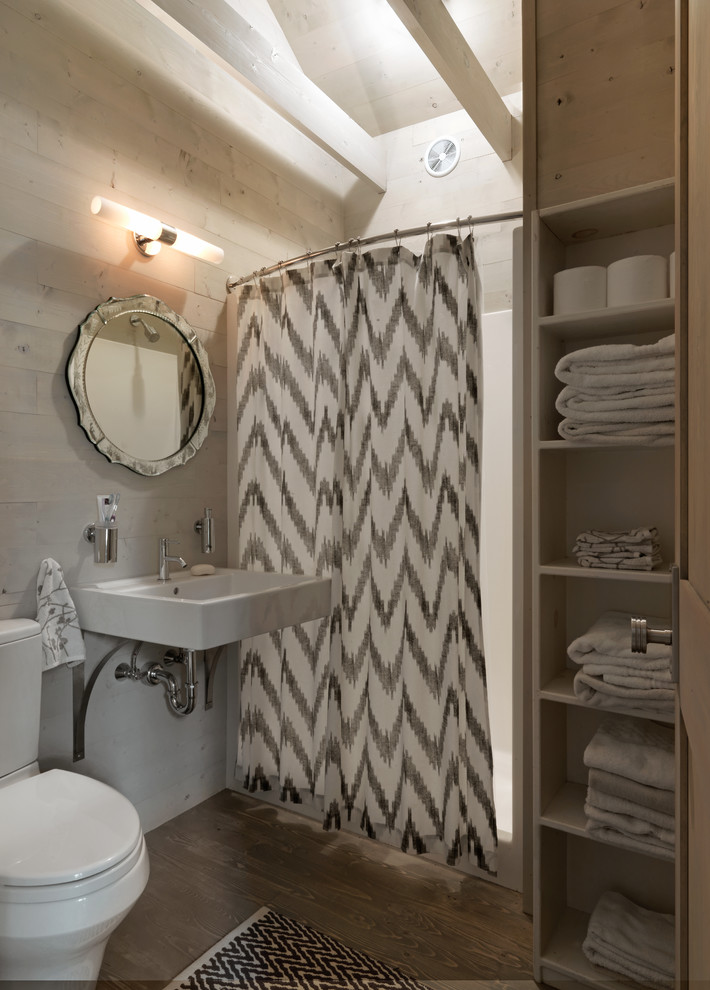 Rustikales Badezimmer mit Wandwaschbecken, Duschnische und Wandtoilette mit Spülkasten in Burlington