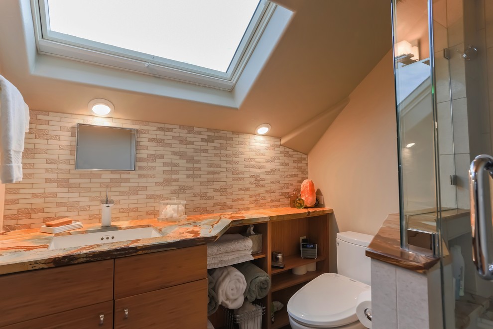 Esempio di una stanza da bagno padronale minimalista di medie dimensioni con lavabo sottopiano, ante lisce, ante in legno scuro, top in quarzite, doccia doppia, bidè, piastrelle grigie, piastrelle a mosaico e pareti beige