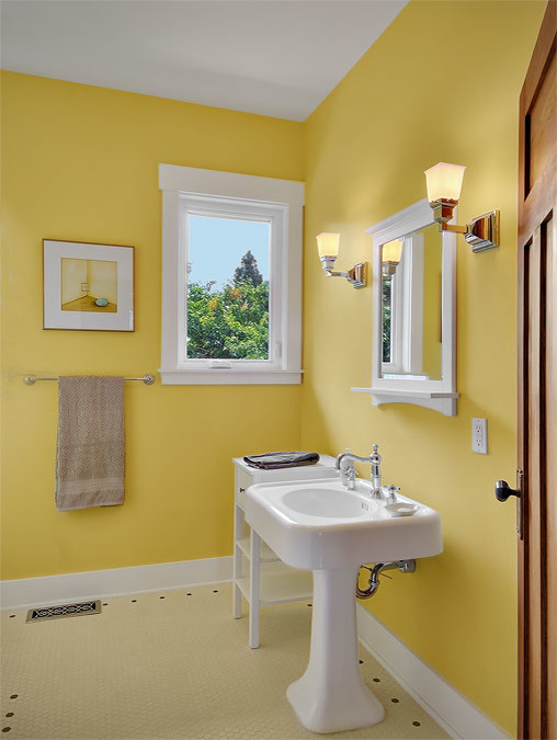 Foto på ett mellanstort amerikanskt badrum med dusch, med gula väggar, vinylgolv, ett piedestal handfat och gult golv