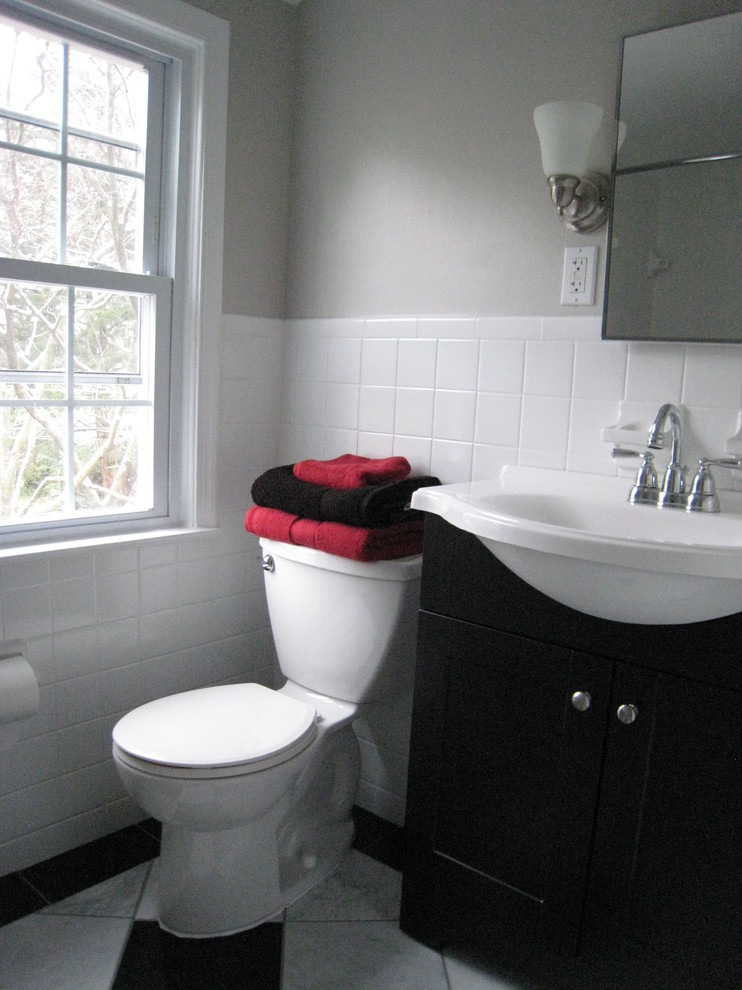 Idee per una piccola stanza da bagno tradizionale con ante in stile shaker, ante nere, piastrelle in gres porcellanato, pareti grigie e pavimento in marmo