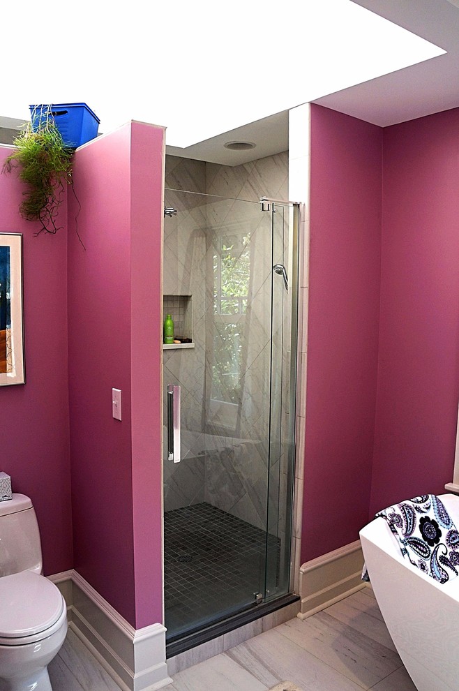 Ejemplo de cuarto de baño principal tradicional renovado de tamaño medio con bañera exenta, ducha doble, baldosas y/o azulejos grises, baldosas y/o azulejos de porcelana, suelo de baldosas de porcelana, suelo gris, ducha con puerta con bisagras y paredes rosas