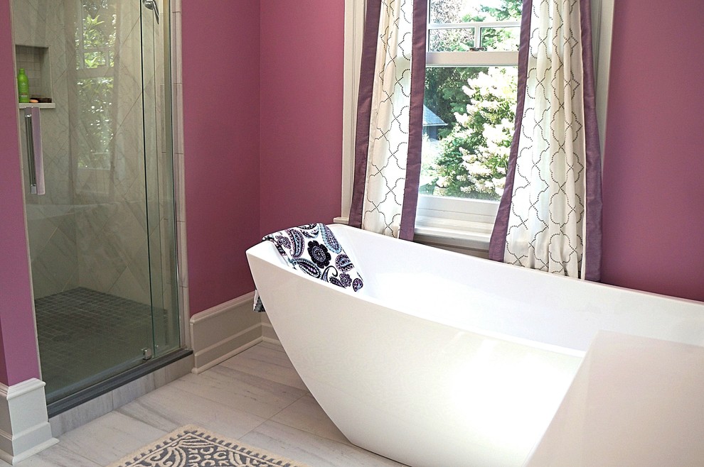 Идея дизайна: главная ванная комната среднего размера в стиле неоклассика (современная классика) с двойным душем, душем с распашными дверями, фасадами в стиле шейкер, синими фасадами, отдельно стоящей ванной, унитазом-моноблоком, розовыми стенами, полом из керамогранита, монолитной раковиной, столешницей из искусственного кварца и серым полом