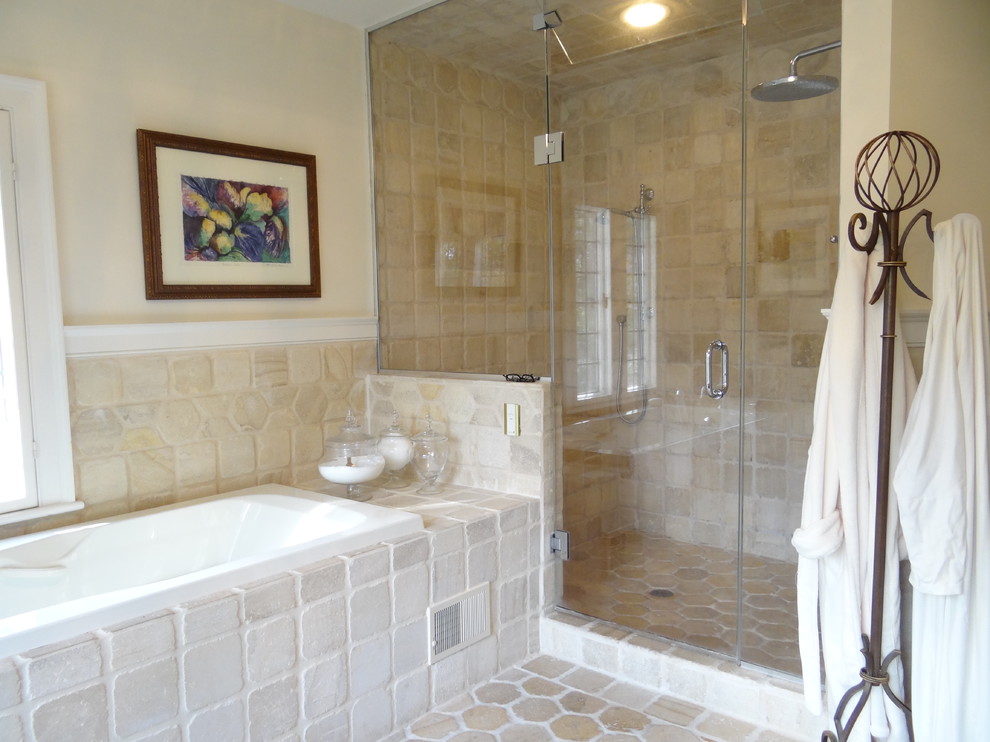 Пример оригинального дизайна: главная ванная комната в классическом стиле с накладной раковиной, фасадами островного типа, синими фасадами, ванной в нише, угловым душем, бежевой плиткой, керамической плиткой, бежевыми стенами и полом из керамической плитки