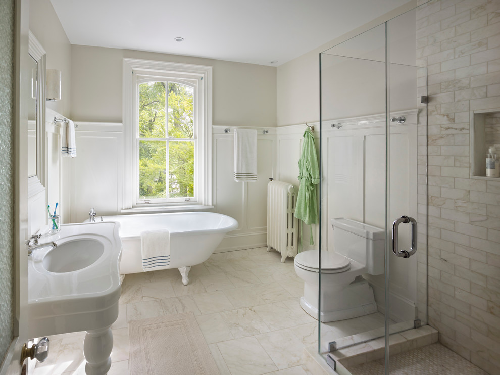 Пример оригинального дизайна: ванная комната в классическом стиле с ванной на ножках и консольной раковиной