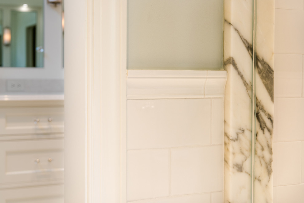 Klassisches Badezimmer En Suite mit freistehender Badewanne, schwarz-weißen Fliesen, Steinfliesen und Marmorboden in Philadelphia