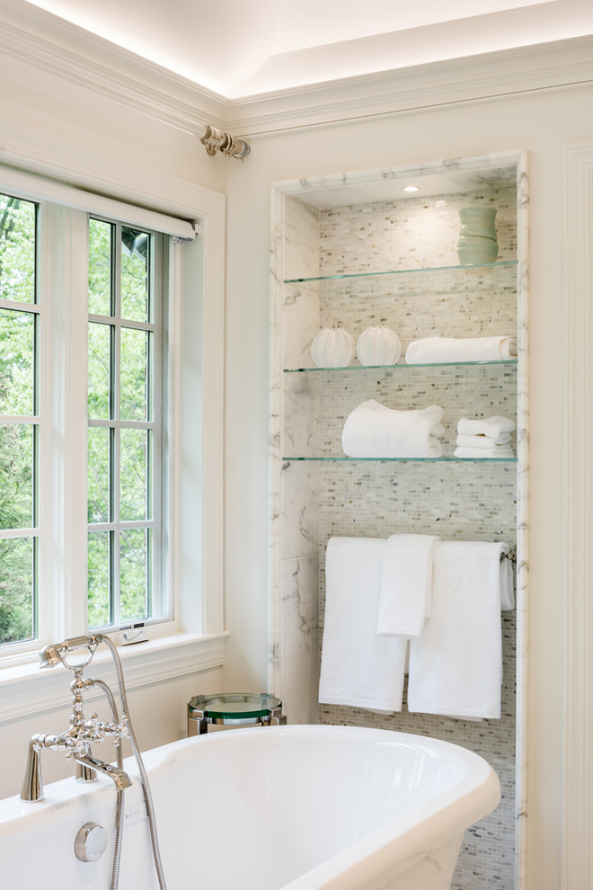 Ejemplo de cuarto de baño principal clásico con bañera exenta, baldosas y/o azulejos blancas y negros, baldosas y/o azulejos de piedra y suelo de mármol