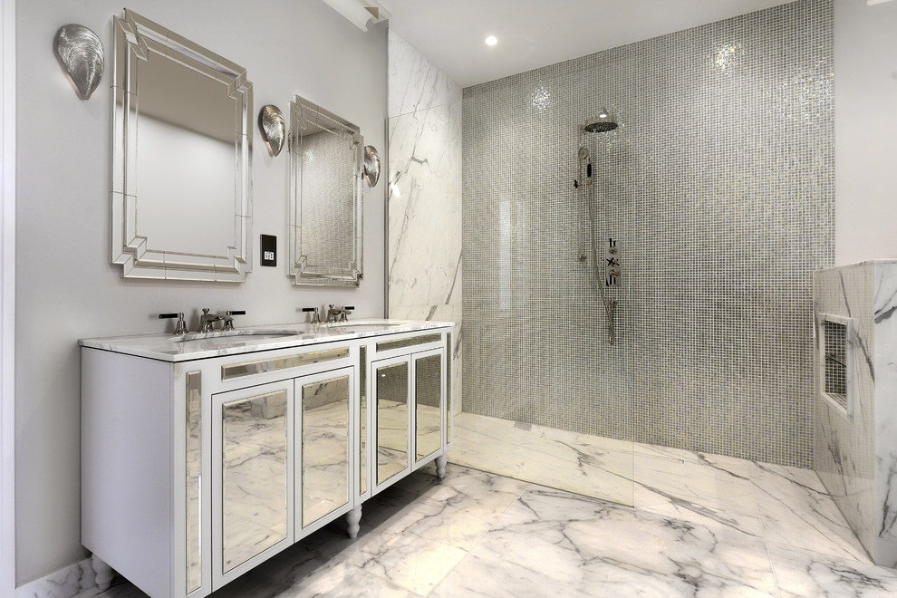 Inspiration för ett funkis vit vitt en-suite badrum, med vita skåp, en kantlös dusch, kakel i metall, grå väggar, marmorgolv, ett undermonterad handfat, marmorbänkskiva, vitt golv, med dusch som är öppen och släta luckor