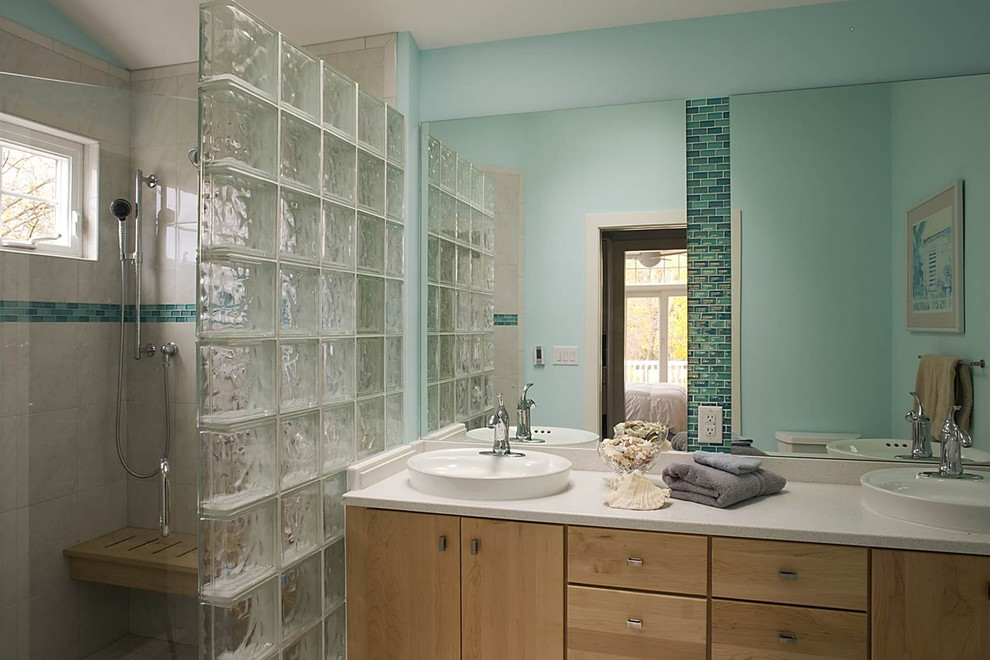 Aménagement d'une salle de bain classique en bois brun avec une vasque, un placard à porte plane, un plan de toilette en granite, une douche d'angle, WC à poser, un carrelage beige, des carreaux de céramique, un mur bleu et un sol en carrelage de céramique.