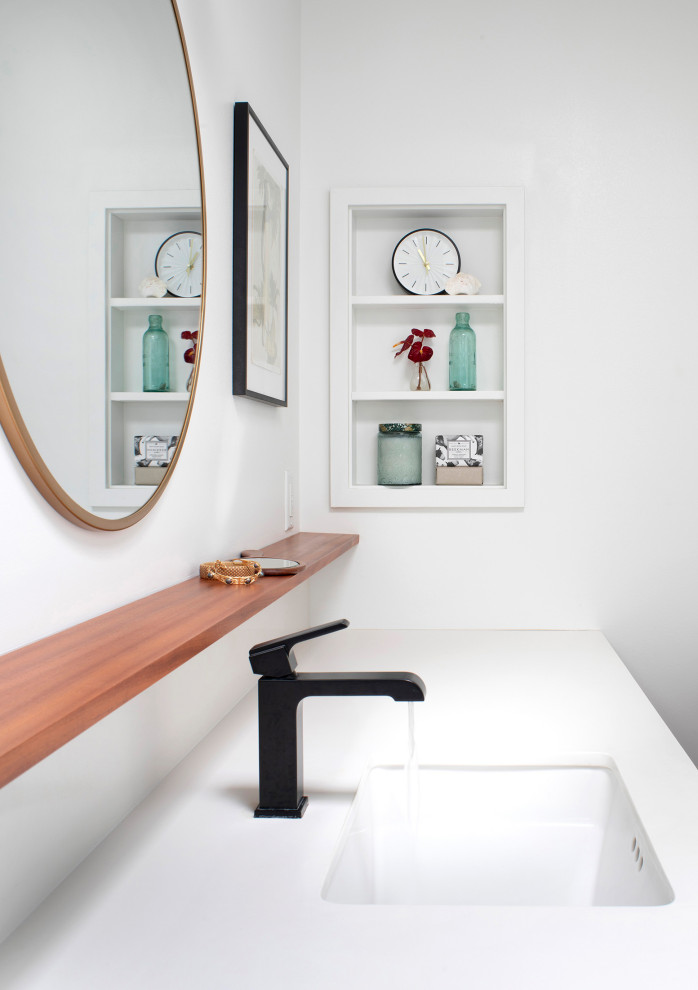 Bild på ett litet eklektiskt vit vitt en-suite badrum, med släta luckor, skåp i mellenmörkt trä, vit kakel, keramikplattor, vita väggar, cementgolv, ett undermonterad handfat, bänkskiva i kvarts, svart golv och dusch med gångjärnsdörr