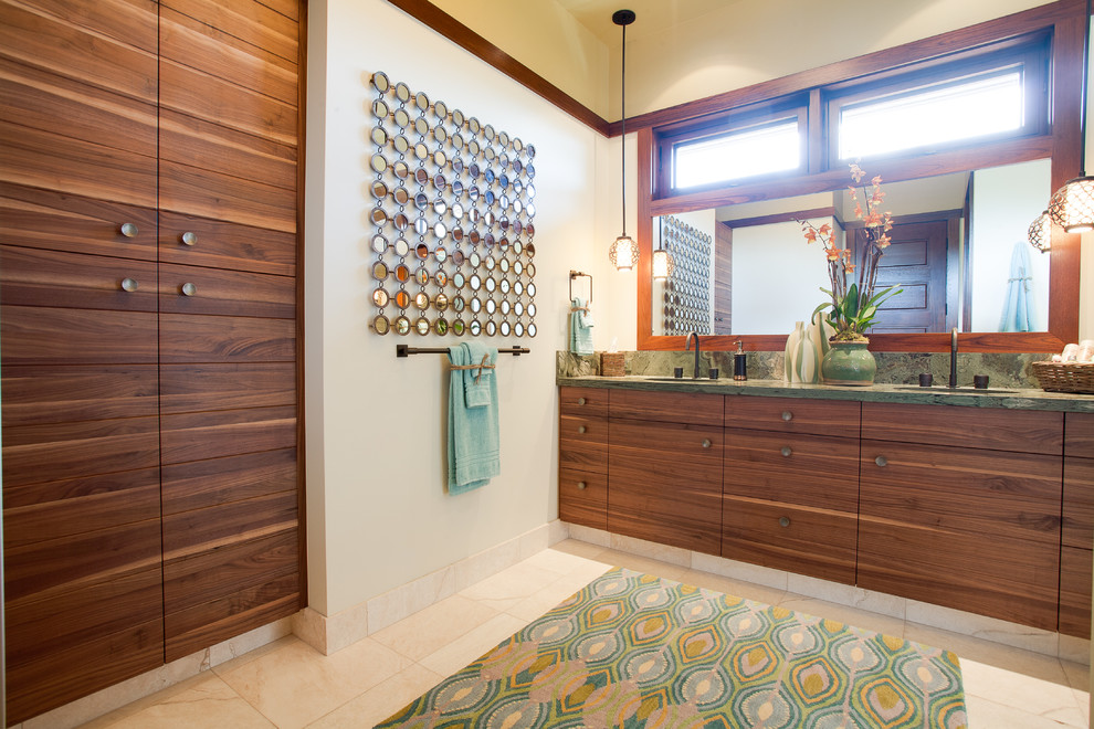 バンクーバーにあるトロピカルスタイルのおしゃれな浴室 (フラットパネル扉のキャビネット、中間色木目調キャビネット) の写真
