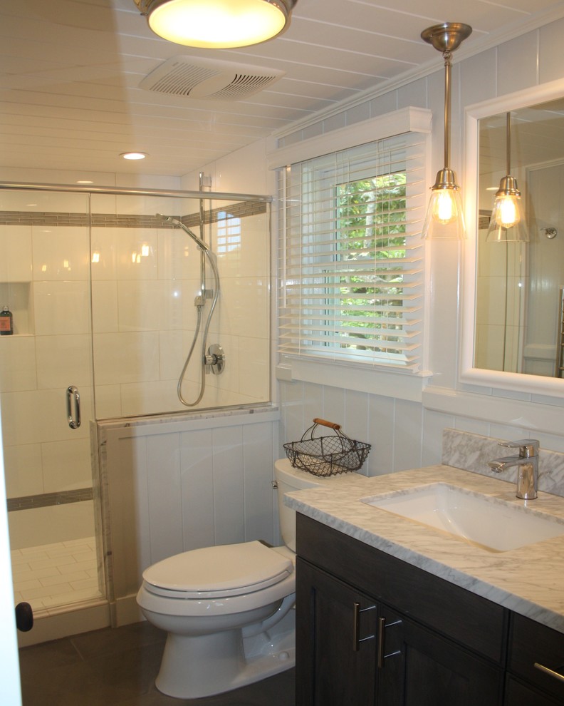 Idéer för ett mellanstort klassiskt en-suite badrum, med skåp i shakerstil, grå skåp, en öppen dusch, en toalettstol med separat cisternkåpa, vit kakel, porslinskakel, grå väggar, klinkergolv i porslin, ett undermonterad handfat, marmorbänkskiva och dusch med gångjärnsdörr