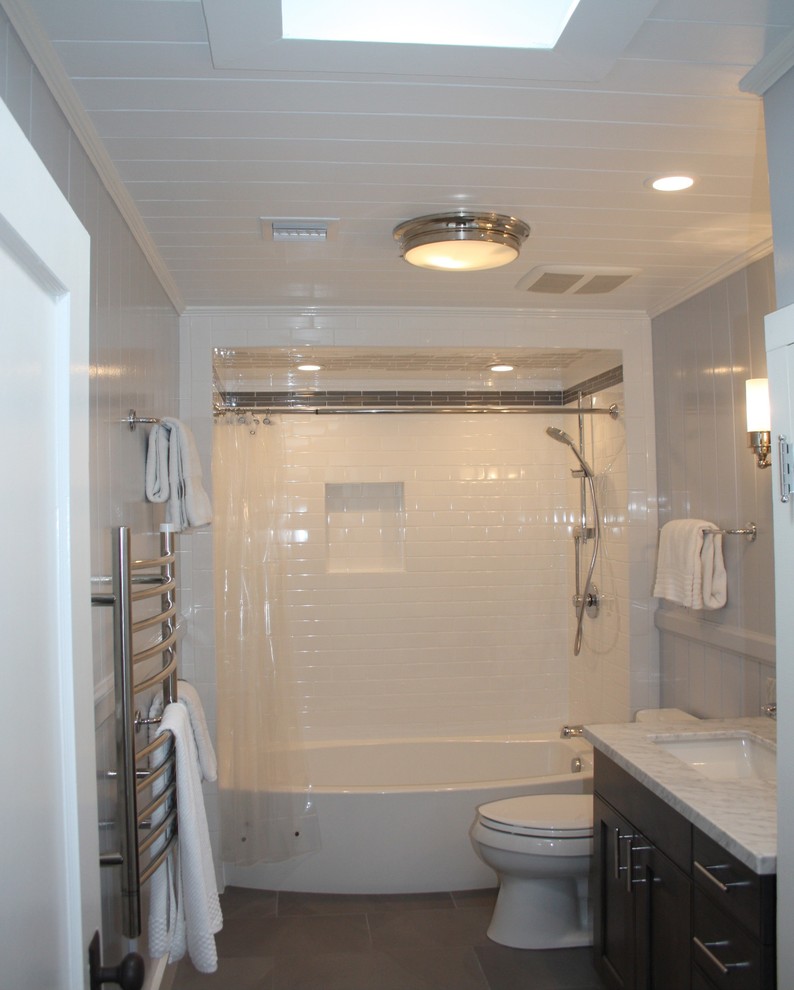 Exemple d'une salle de bain principale chic de taille moyenne avec un placard à porte shaker, des portes de placard grises, une douche ouverte, WC séparés, un carrelage blanc, des carreaux de porcelaine, un mur gris, un sol en carrelage de porcelaine, un lavabo encastré, un plan de toilette en marbre et une cabine de douche à porte battante.