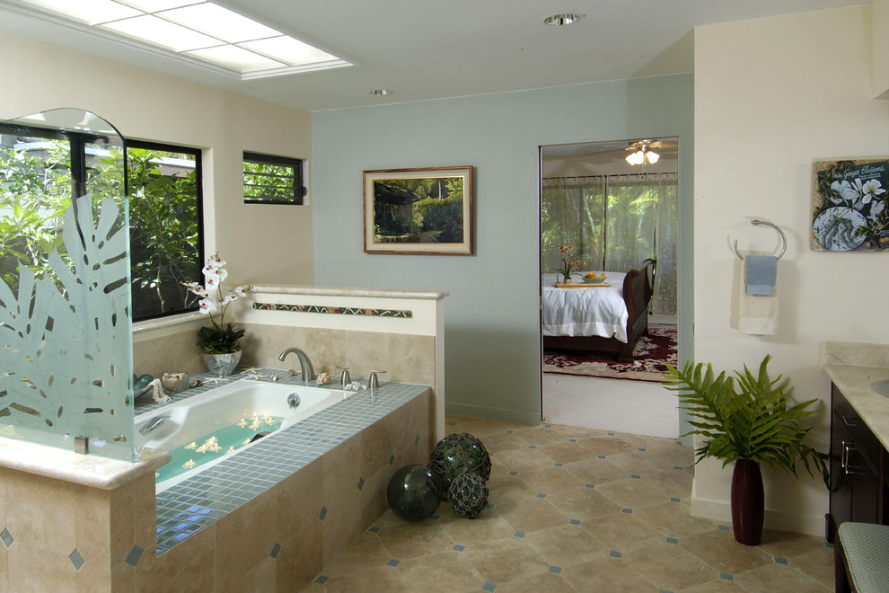 Foto de cuarto de baño tropical con puertas de armario de madera en tonos medios y baldosas y/o azulejos beige