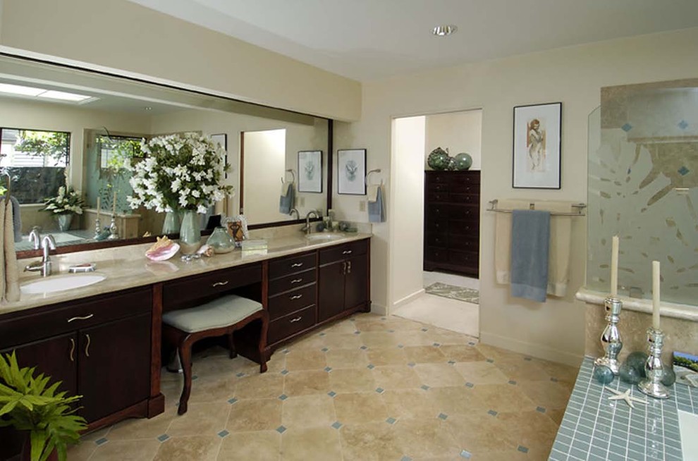 Exempel på ett exotiskt badrum, med ett undermonterad handfat