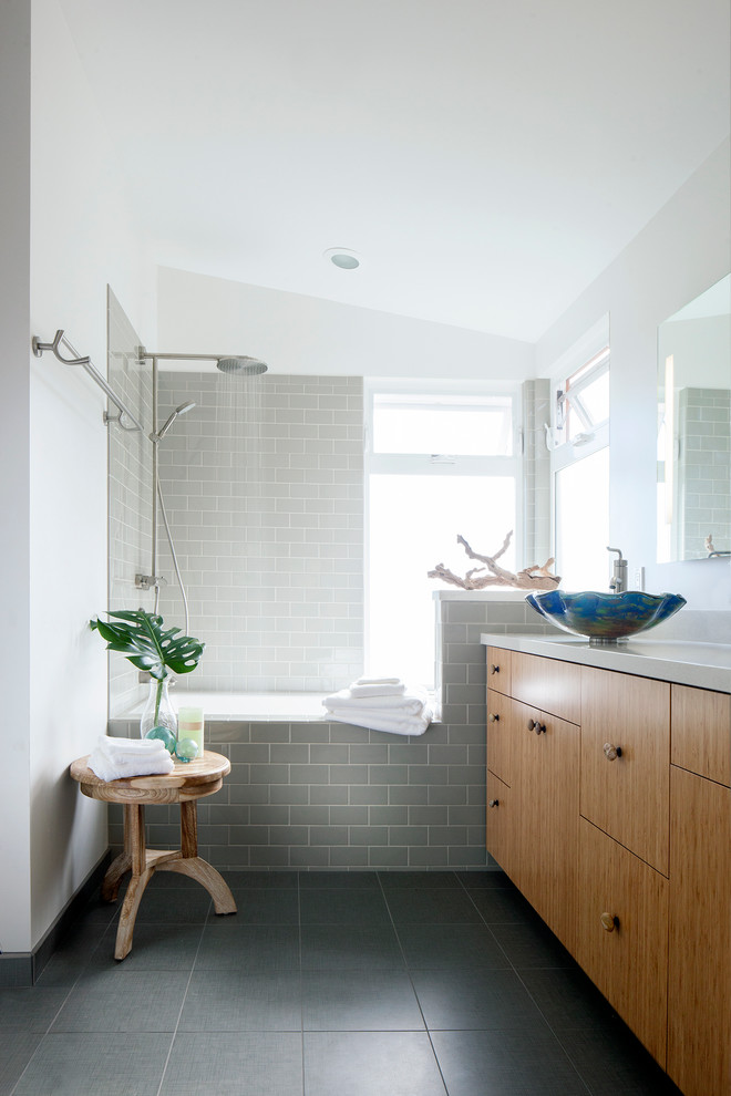 Идея дизайна: ванная комната в современном стиле с настольной раковиной и серым полом