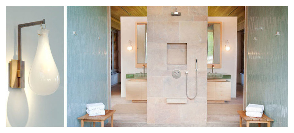 Идея дизайна: большая главная ванная комната в стиле модернизм с монолитной раковиной, плоскими фасадами, светлыми деревянными фасадами, стеклянной столешницей, душем без бортиков, синей плиткой и полом из известняка
