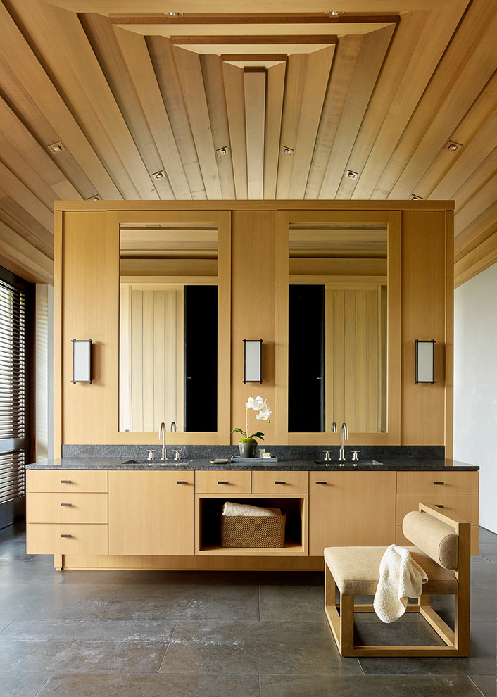 Imagen de cuarto de baño principal exótico con armarios con paneles lisos, puertas de armario de madera clara, lavabo bajoencimera, suelo gris y encimeras grises