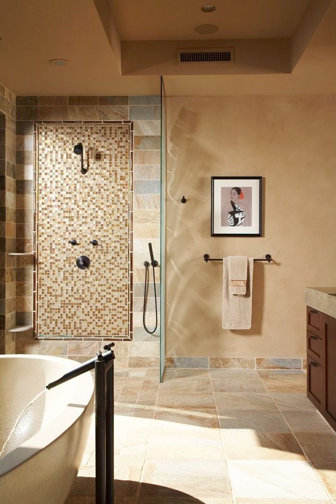 Exempel på ett exotiskt badrum, med skåp i shakerstil, skåp i mellenmörkt trä, ett fristående badkar, en kantlös dusch, stenkakel, beige väggar, ett integrerad handfat, bänkskiva i betong, beige kakel och brun kakel