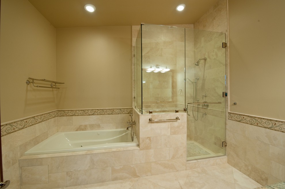 フェニックスにある高級な中くらいなトラディショナルスタイルのおしゃれなバスルーム (浴槽なし) (アルコーブ型浴槽、コーナー設置型シャワー、ベージュのタイル、石タイル、ベージュの壁、トラバーチンの床) の写真