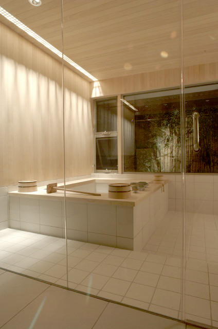 Стильный дизайн: главная ванная комната в современном стиле с стеклянными фасадами, японской ванной, белой плиткой и керамической плиткой - последний тренд