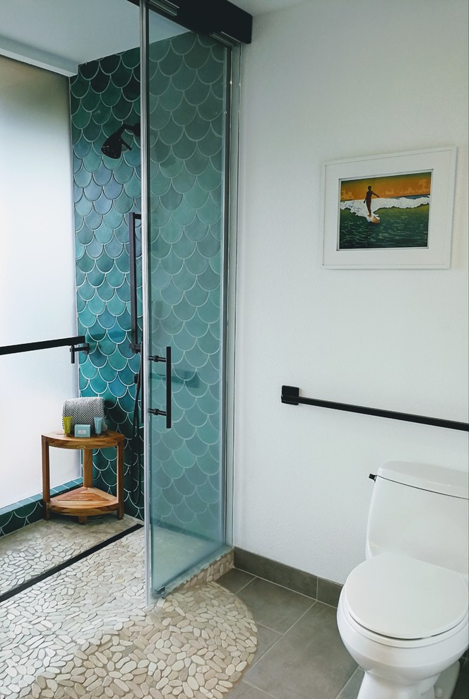 Foto de cuarto de baño principal moderno grande con baldosas y/o azulejos verdes, baldosas y/o azulejos de cerámica y paredes blancas