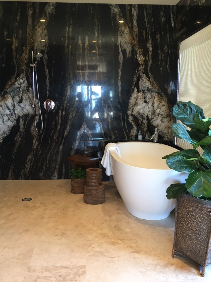 Foto di una stanza da bagno padronale tropicale con ante lisce, ante in legno bruno, vasca freestanding, piastrelle multicolore, pareti beige, pavimento con piastrelle in ceramica e top in pietra calcarea