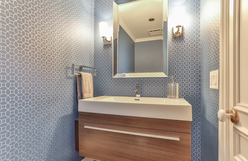 Aménagement d'une petite salle d'eau classique en bois clair avec un placard à porte plane, un mur bleu et parquet foncé.