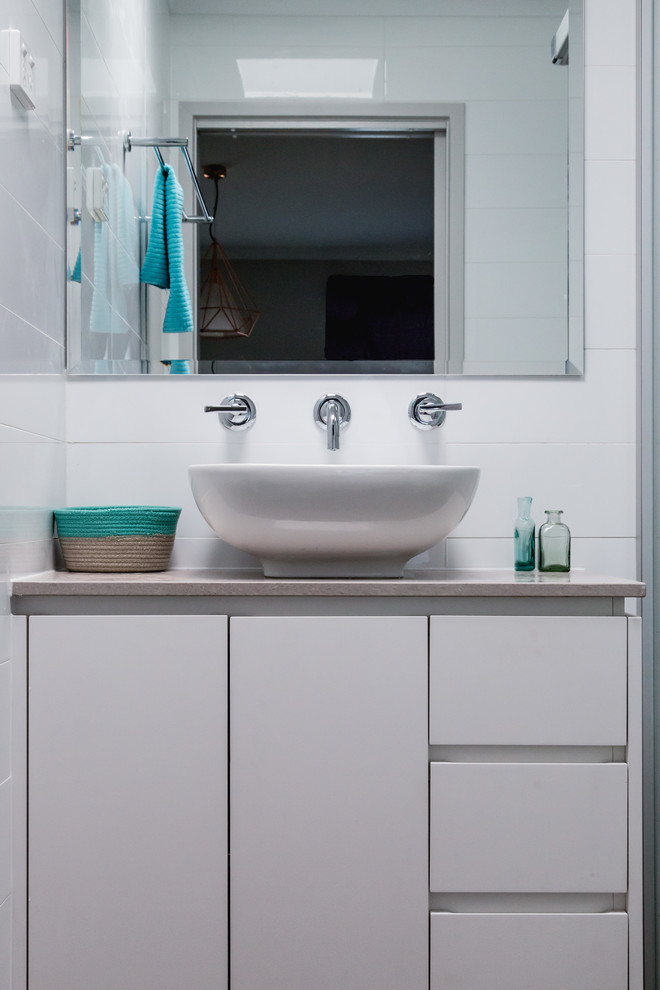 Свежая идея для дизайна: ванная комната в современном стиле с белыми фасадами, белой плиткой и настольной раковиной - отличное фото интерьера