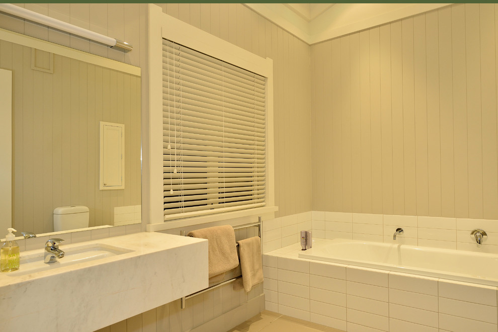 Свежая идея для дизайна: большая главная ванная комната в стиле кантри с врезной раковиной, мраморной столешницей, накладной ванной, душем в нише, белой плиткой, керамогранитной плиткой, бежевыми стенами и полом из керамогранита - отличное фото интерьера
