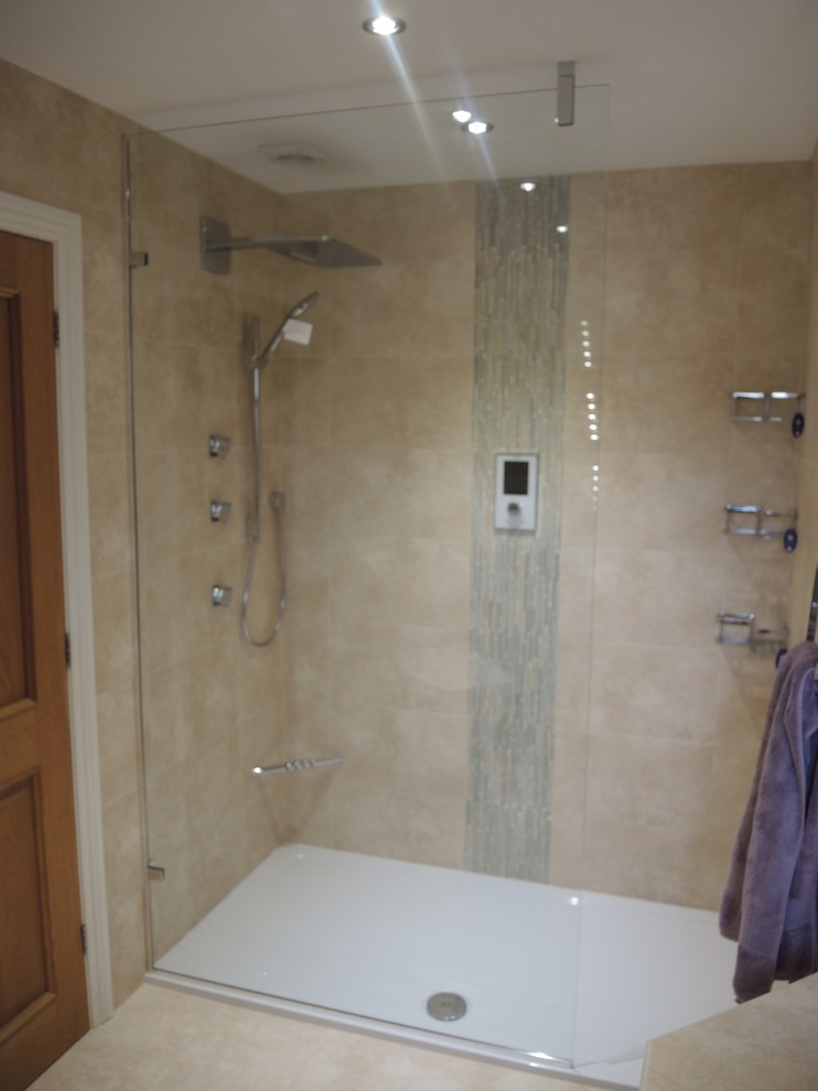 Esempio di una stanza da bagno padronale minimalista di medie dimensioni con doccia aperta, WC sospeso, piastrelle beige, piastrelle in ceramica, pareti beige, pavimento con piastrelle in ceramica, lavabo a bacinella e top piastrellato