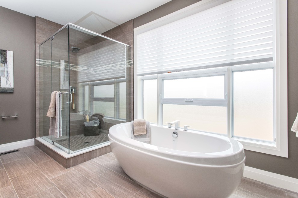 Inspiration för ett stort funkis en-suite badrum, med ett fristående badkar, en dusch i en alkov, beige kakel, beige väggar och klinkergolv i keramik