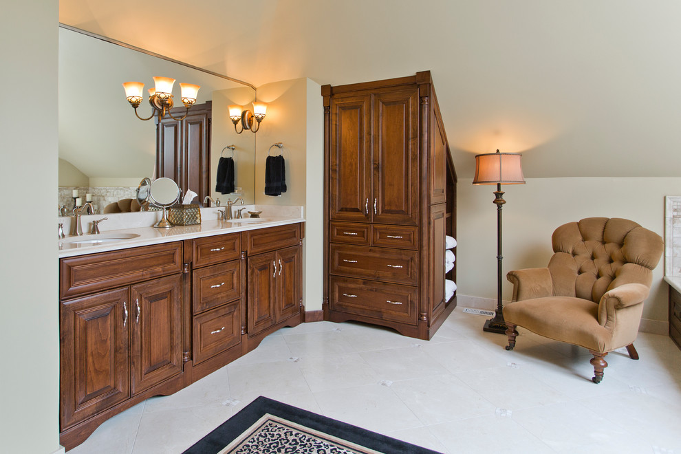 Inspiration pour une grande douche en alcôve principale traditionnelle en bois brun avec un lavabo encastré, un placard avec porte à panneau surélevé, une baignoire posée, un carrelage beige, un carrelage blanc, un mur beige et un plan de toilette en marbre.