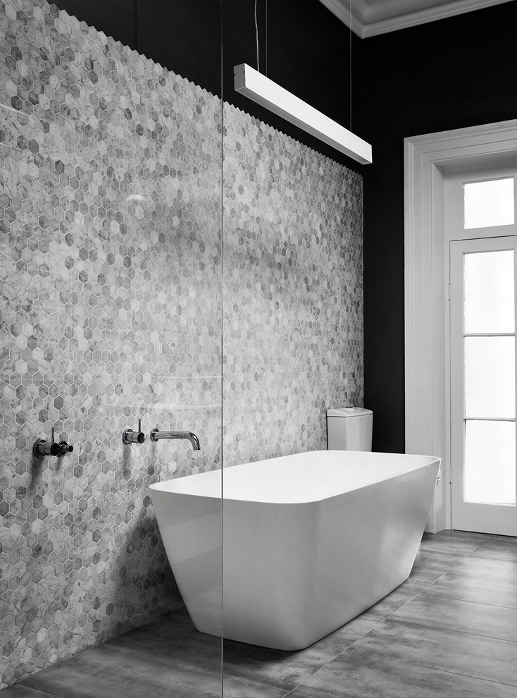 Идея дизайна: ванная комната в современном стиле с отдельно стоящей ванной, серой плиткой, каменной плиткой, черными стенами, полом из керамогранита, открытым душем и открытым душем