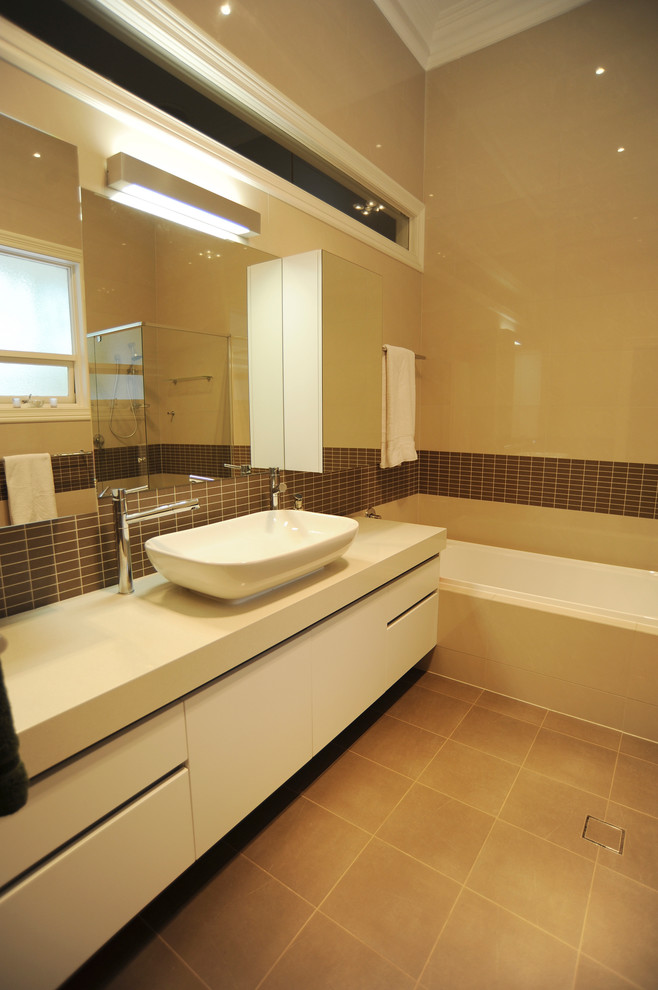 Mittelgroßes Modernes Badezimmer En Suite mit weißen Schränken, Mineralwerkstoff-Waschtisch, Einbaubadewanne, beigen Fliesen, Mosaikfliesen und beiger Wandfarbe in Adelaide