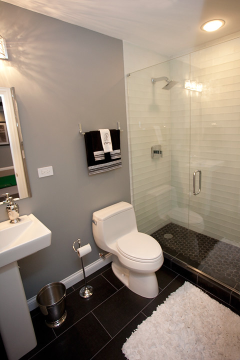 Источник вдохновения для домашнего уюта: ванная комната среднего размера в стиле модернизм с раковиной с пьедесталом, душем в нише, унитазом-моноблоком, коричневой плиткой, серыми стенами, полом из ламината и душевой кабиной