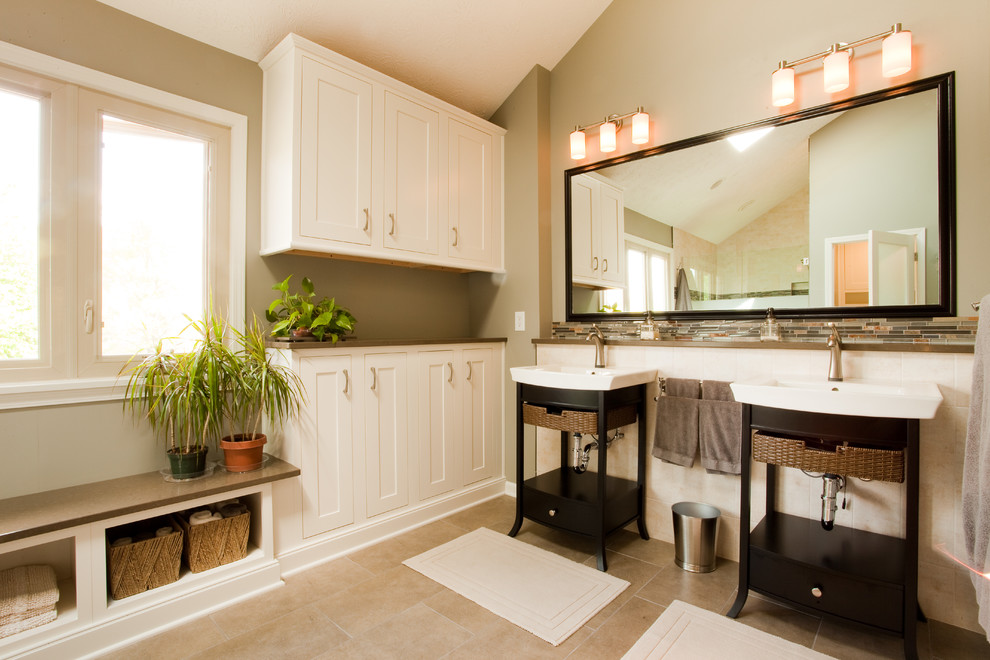 Свежая идея для дизайна: ванная комната в классическом стиле с консольной раковиной - отличное фото интерьера