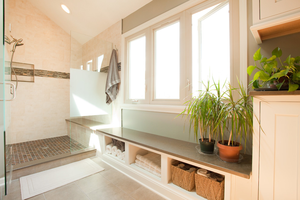 Exempel på ett klassiskt badrum, med en dusch i en alkov och brun kakel
