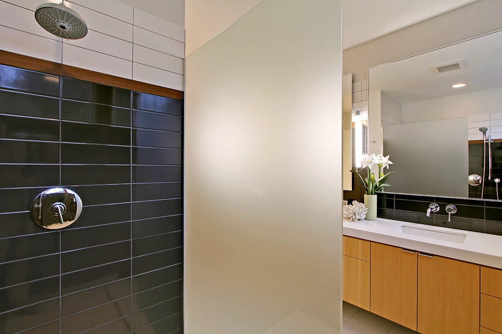 Exempel på ett modernt en-suite badrum, med släta luckor, skåp i ljust trä, bänkskiva i kvarts, en toalettstol med hel cisternkåpa, blå kakel, keramikplattor, vita väggar och klinkergolv i porslin
