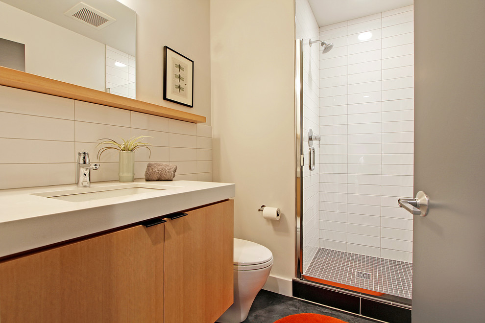 Idee per una stanza da bagno con doccia design con ante lisce, ante in legno chiaro, top in quarzo composito, WC monopezzo, piastrelle bianche, piastrelle in ceramica, pareti bianche e pavimento con piastrelle in ceramica