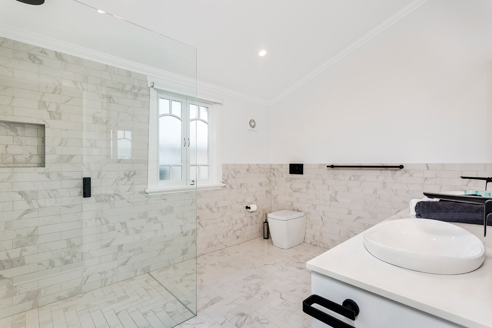 Foto de cuarto de baño principal actual con ducha a ras de suelo, baldosas y/o azulejos de cerámica y suelo de baldosas de cerámica
